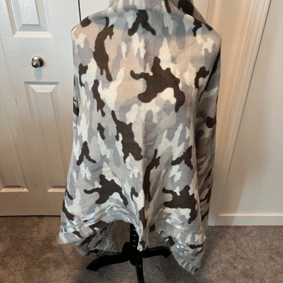 Aerie one size camo blanket scarf - Picture 7 of 10